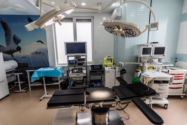 Foto ferramentas de equipamentos cirúrgicos para cirurgia e iluminação especial