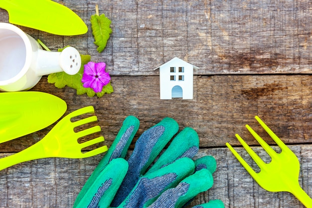 Ferramentas de jardinagem em madeira