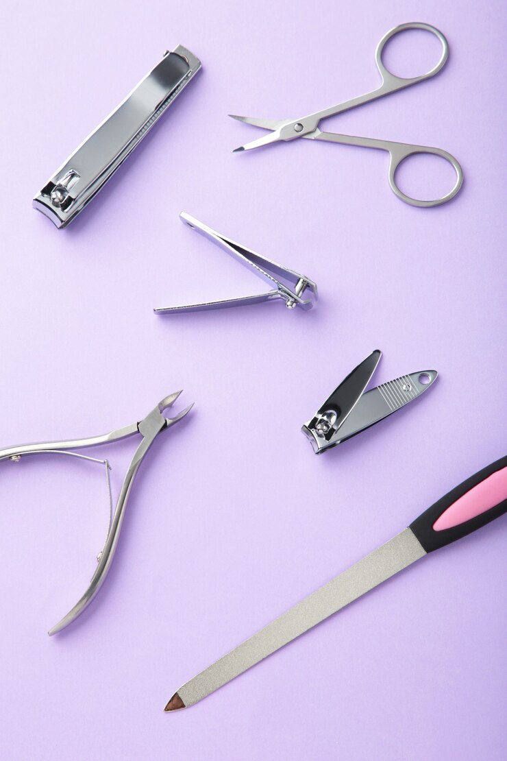Foto ferramentas de manicure colocadas na superfície roxa