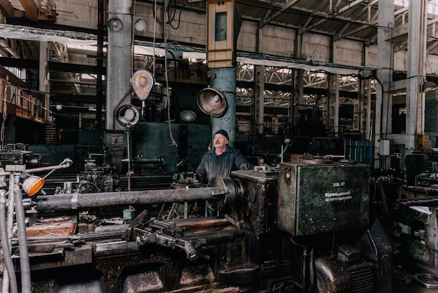 Ferramentas de máquinas de equipamentos antigos em estilo rústico em uma fábrica mecânica abandonada