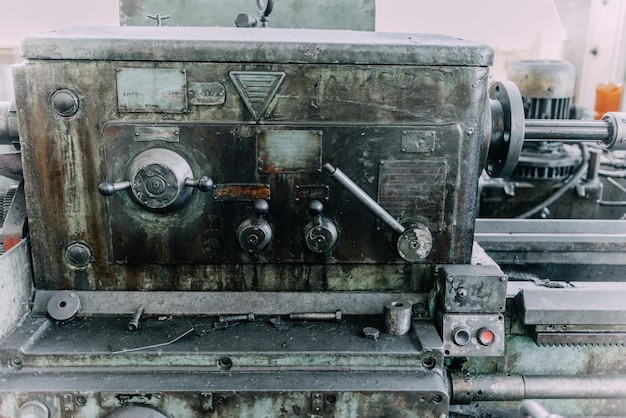 Ferramentas de máquinas de equipamentos antigos em estilo rústico em uma fábrica mecânica abandonada
