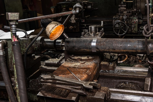 Ferramentas de máquinas de equipamentos antigos em uma fábrica mecânica abandonada