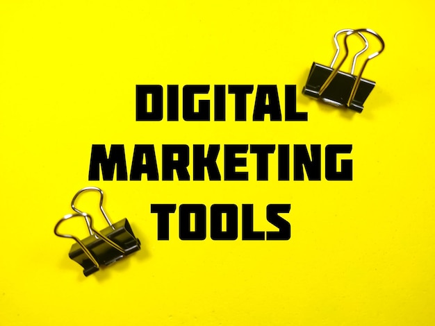 Foto ferramentas de marketing digital de conceito de negócios com clipes de papel em um fundo amarelo
