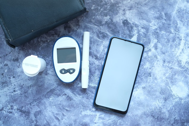ferramentas de medição diabética e telefone inteligente com tela vazia