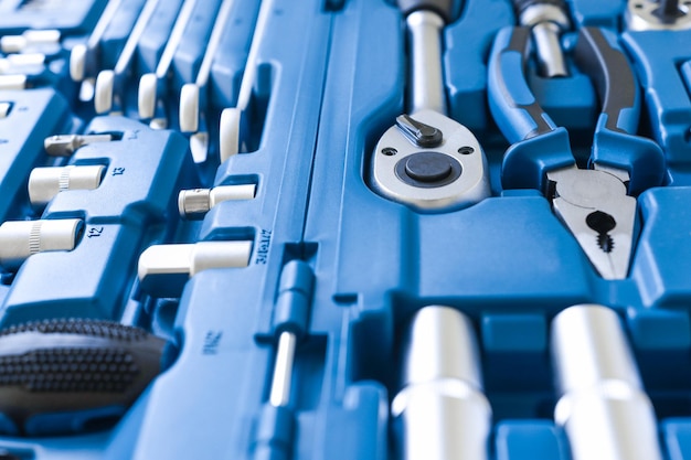 Ferramentas de metal para construção em um close-up de caixa azul, equipamento para trabalho, vista superior.