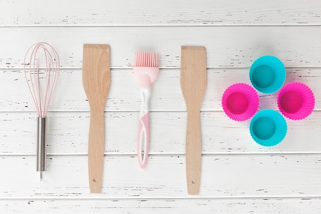 Ferramentas de padaria ... Vista superior de utensílios de cozinha. Cozinhar coisas flatlay com espaço de cópia.