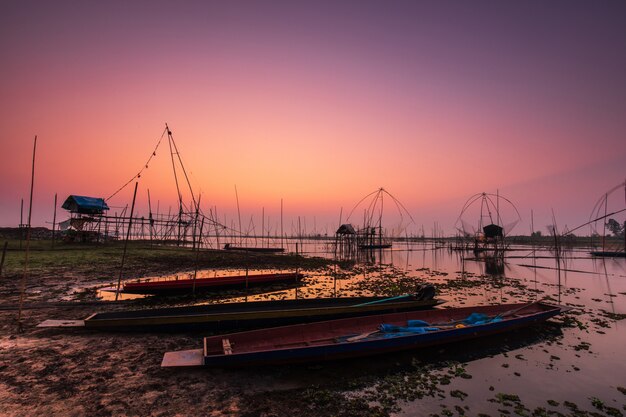 Ferramentas de pesca do pescador de manhã.