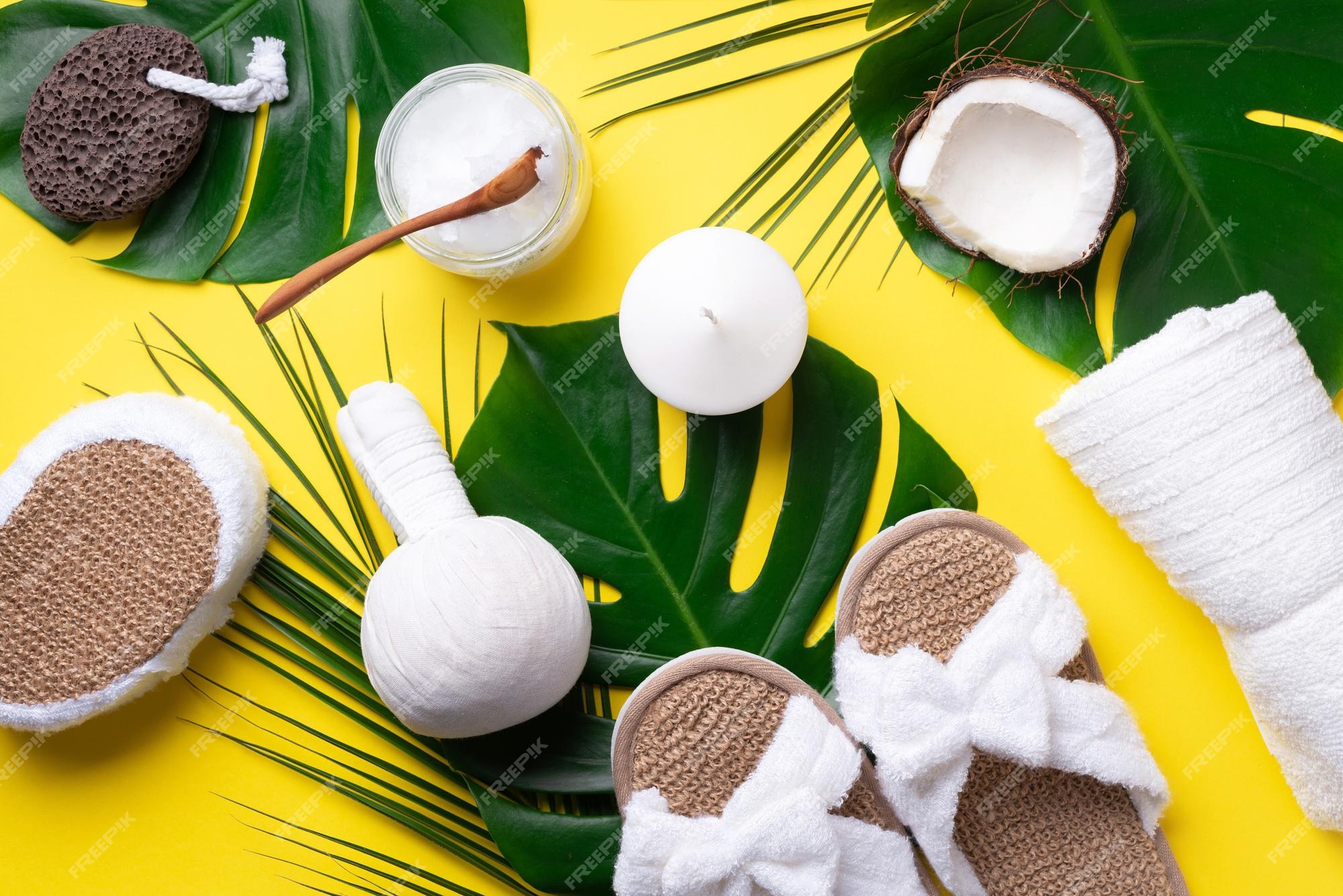 Spa, bem-estar, cuidados com a pele, beleza e relaxamento, ferramentas de  spa, toalha branca, chinelos de bambu, bola de ervas, creme, escova de  madeira, óleo de coco, monstera, fundo amarelo