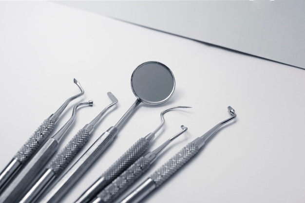 Ferramentas dentárias em um fundo cinza Equipamentos e ferramentas dentárias