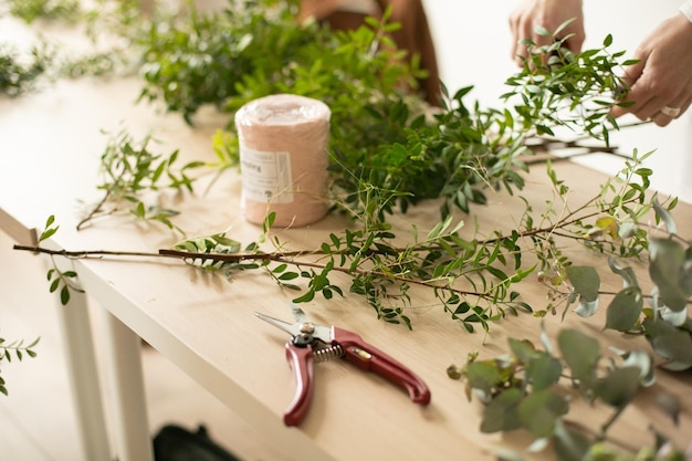 Foto ferramentas e acessórios que os floristas precisam para fazer um buquê