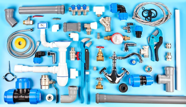 Foto ferramentas e equipamentos de encanamento na vista superior de fundo azul