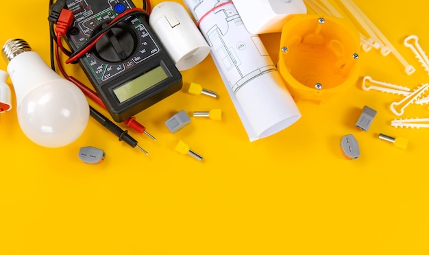 Foto ferramentas elétricas para consertar eletricistas na casa. foco seletivo.