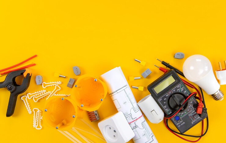 Ferramentas elétricas para consertar eletricistas na casa. Foco seletivo.