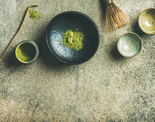 Ferramentas japonesas para preparar fundo de concreto cinza matcha chá verde
