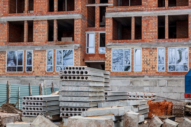 Ferramentas para canteiro de obras areia e tijolos para construção de uma casa nova betoneira