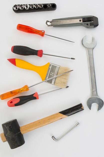 Foto ferramentas para construtor ou trabalhador manual na mesa branca, vista superior