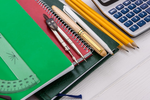 Ferramentas para estudar na mesa de perto