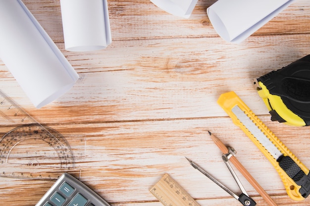 Ferramentas para projetar uma casa em uma mesa de madeira