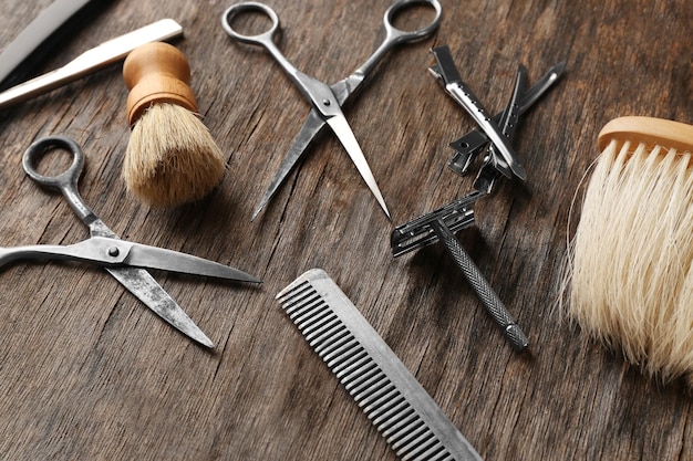 Ferramentas vintage de barbearia em fundo de madeira