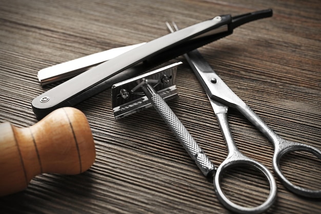 Foto ferramentas vintage de barbearia em fundo de madeira