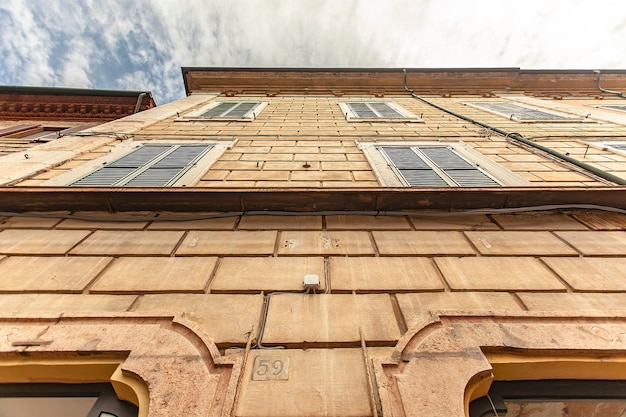 Ferrara-Architekturdetail eines alten Gebäudes im historischen Stadtzentrum