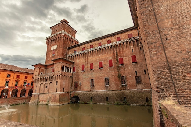 Ferrara, itália 29 de julho de 2020: castelo medieval de ferrara, a histórica cidade italiana