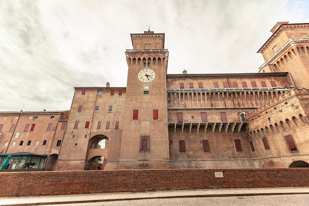 Ferrara, itália 29 de julho de 2020: castelo medieval de ferrara na itália