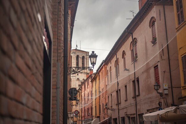 Ferrara, itália 29 de julho de 2020: detalhe dos edifícios históricos em ferrara, na itália