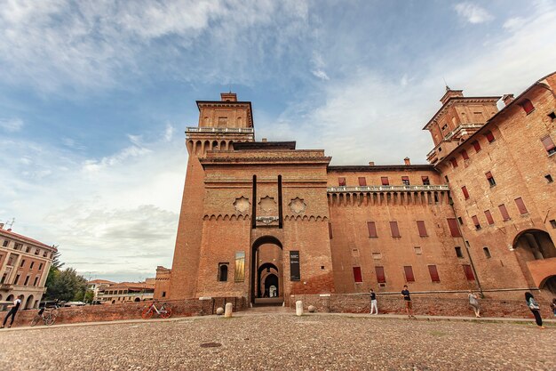 FERRARA, ITALIA 29 DE JULIO DE 2020: Castillo medieval de Ferrara, la histórica ciudad italiana