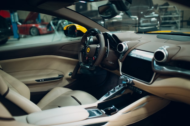 Ferrari Lusso Cockpit Interieur gelbe Farbe.