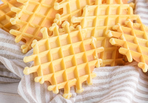 Ferratelle oder Pizzelle ein traditionelles Dessert oder Kekse aus den Abruzzen auf einer Baumwollserviette auf Licht