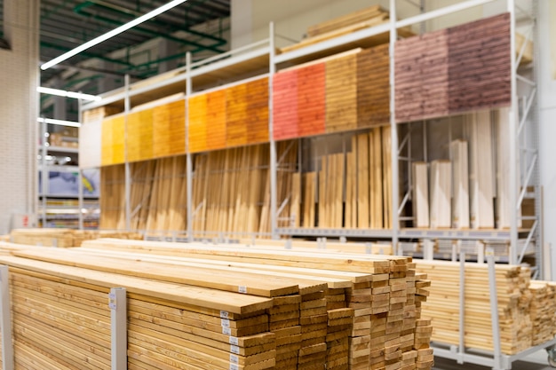 Foto ferretería: estantería con grandes tablas de madera.