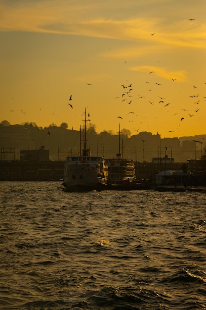 Foto ferries de istambul ao pôr do sol