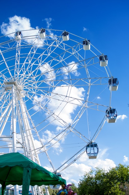 Ferris whitw rueda contra el cielo en Rusia