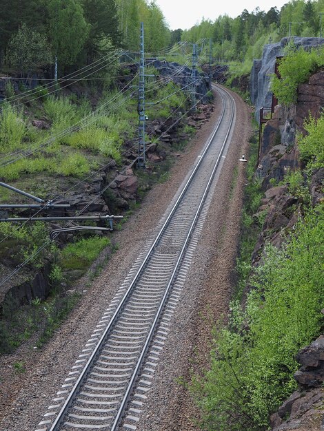 Ferrocarril atravesando rocas graníticas, parque Monrepo. Vyborg, región de Leningrado, Rusia.