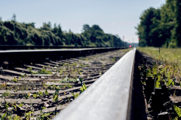 El ferrocarril en un brillante y caluroso día de verano