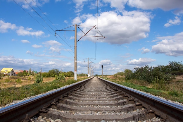 Foto el ferrocarril en el contexto de un paisaje de verano.