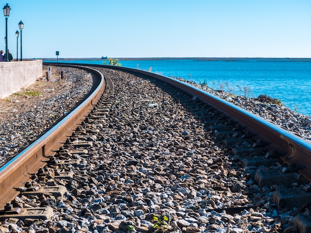 Ferrocarril de Faro junto al mar