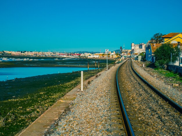 Ferrocarril de Faro junto al mar.