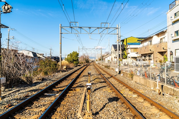 Ferrocarril japonés con un tren que pasa por la ciudad de Kioto.