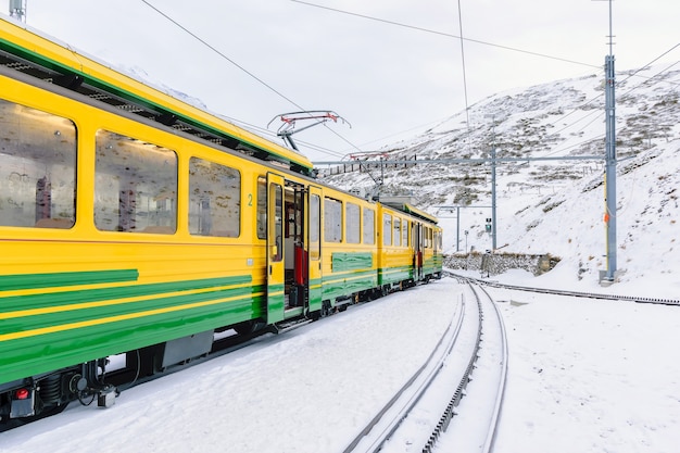 El ferrocarril Jungfrau Un tren que va desde Interlaken hasta la cumbre de la montaña Jungfrau en los Alpes