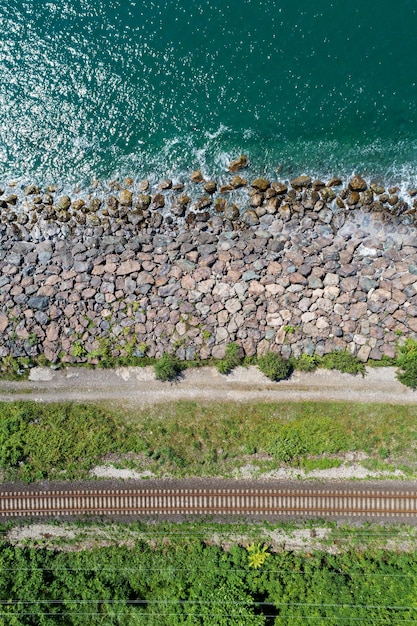 Ferrocarril a lo largo de la costa del mar, vista superior desde un dron