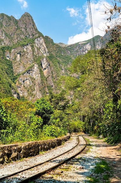 Foto ferrocarril de machu picchu a estacion hidroelectrica en peru
