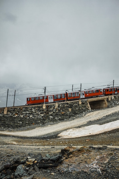 Ferrocarril en las montañas y tren rojo Zermatt Alpes suizos aventura en Suiza