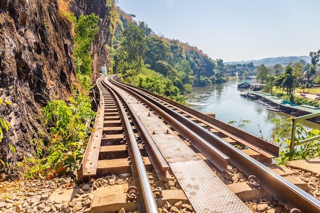 El ferrocarril de la muerte cruzando el bosque