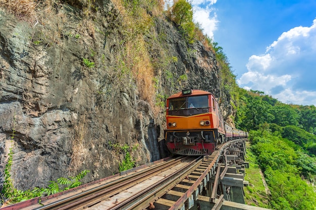 Ferrocarril de la muerte con tren lugar famoso en Kanchanaburi Tailandia