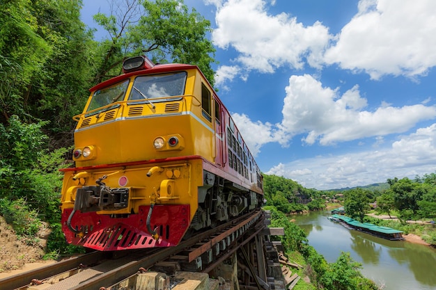 Ferrocarril de la muerte con tren lugar famoso en Kanchanaburi Tailandia
