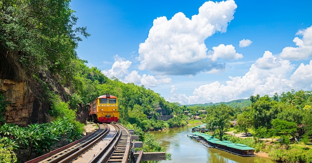 Ferrocarril de la muerte con tren lugar famoso en Kanchanaburi Tailandia