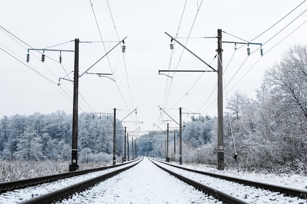 Ferrocarril en la nieve paisaje invernal con vías de ferrocarril vacías