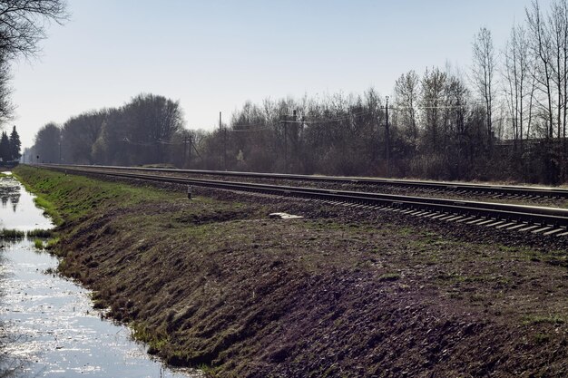 Ferrocarril a orillas del arroyo